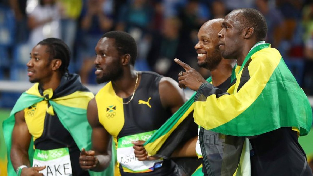 Equipo. Blake (i) consiguió oro en relevos 4x100 junto a Usain Bolt (d) en Río 2016.