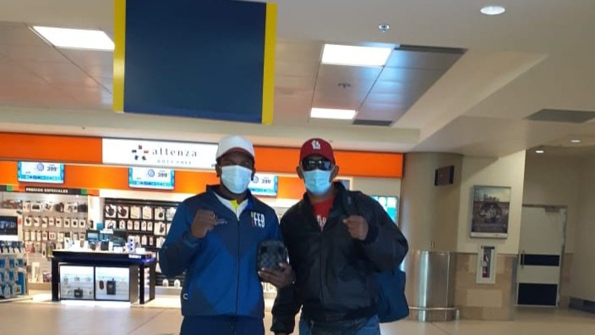 Tricolores. Julio Castillo (i) y el entrenador Cirilo López viajaron el domingo.