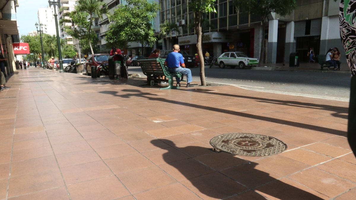 Epicentro. El bulevar 9 de Octubre luce con pocos transeúntes. Históricamente es la avenida con más peatones de la ciudad.