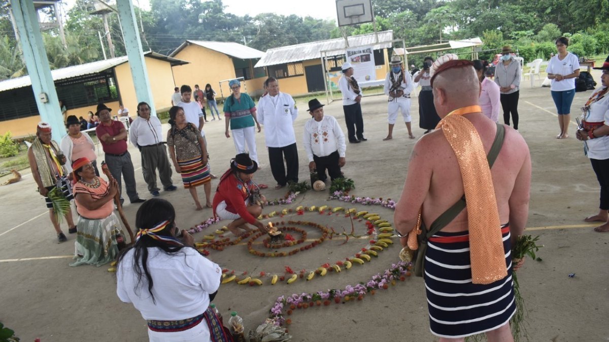 Ceremonias. Los sabios realizaron un ritual con frutas y flores como parte de la ceremonia ancestral