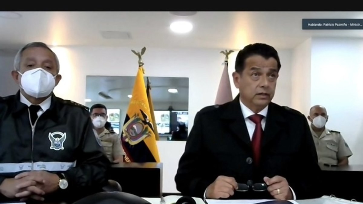 Comparecencia. El comandante de la Policía y el ministro de Gobierno se conectaron con el Pleno desde la sala de crisis de la Policía Nacional.