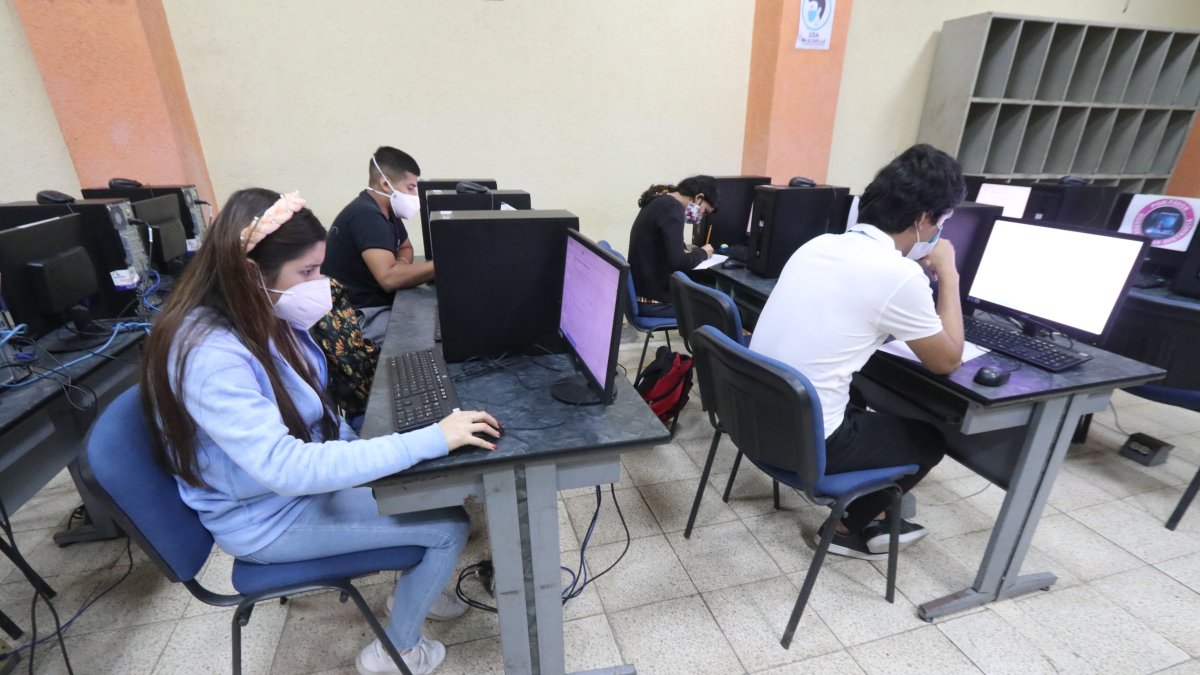 Las personas que no cuenten con equipos tecnológicos en sus casas, rendirán la prueba en sedes asignadas.