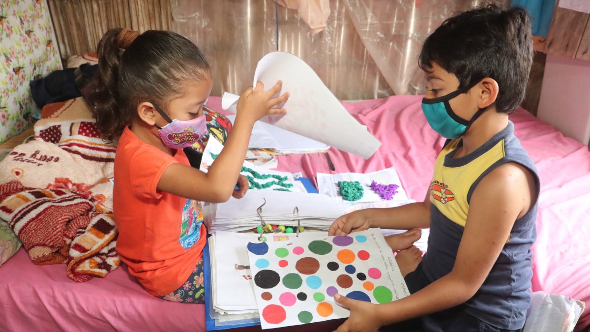Desde la pandemia, en 2020, los niño estudian desde casa. Muchos no cuentan con las herramientas necesarias para el proceso de enseñanza y aprendizaje.