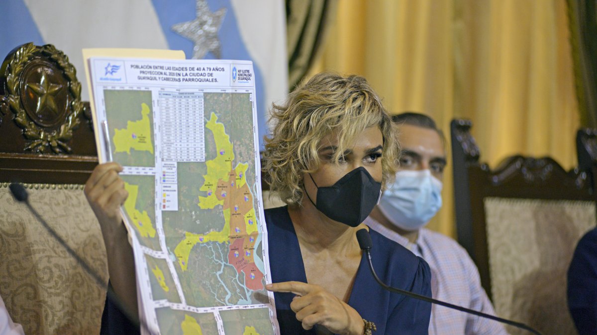 La alcaldesa Cynthia Viteri mostró los sectores de la ciudad en donde se realizaría la vacunación.