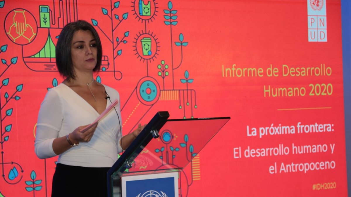 Mónica Andrade, responsable de Ambiente y Energía del PNUD en Ecuador, en la presentación de los resultados del Índice de Desarrollo Humano de 2020.