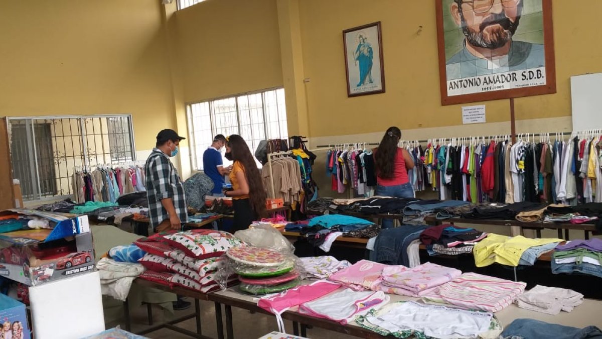 El mercado de pulgas es la única actividad permanente presencial que mantiene la fundación para obtener fondos..