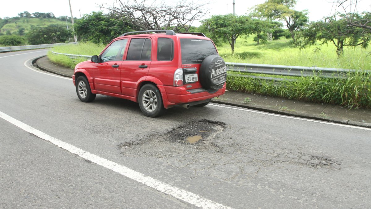 Tratar de evadir un bache en una curva es un riesgo, puede ocurrir un accidente de tránsito.
