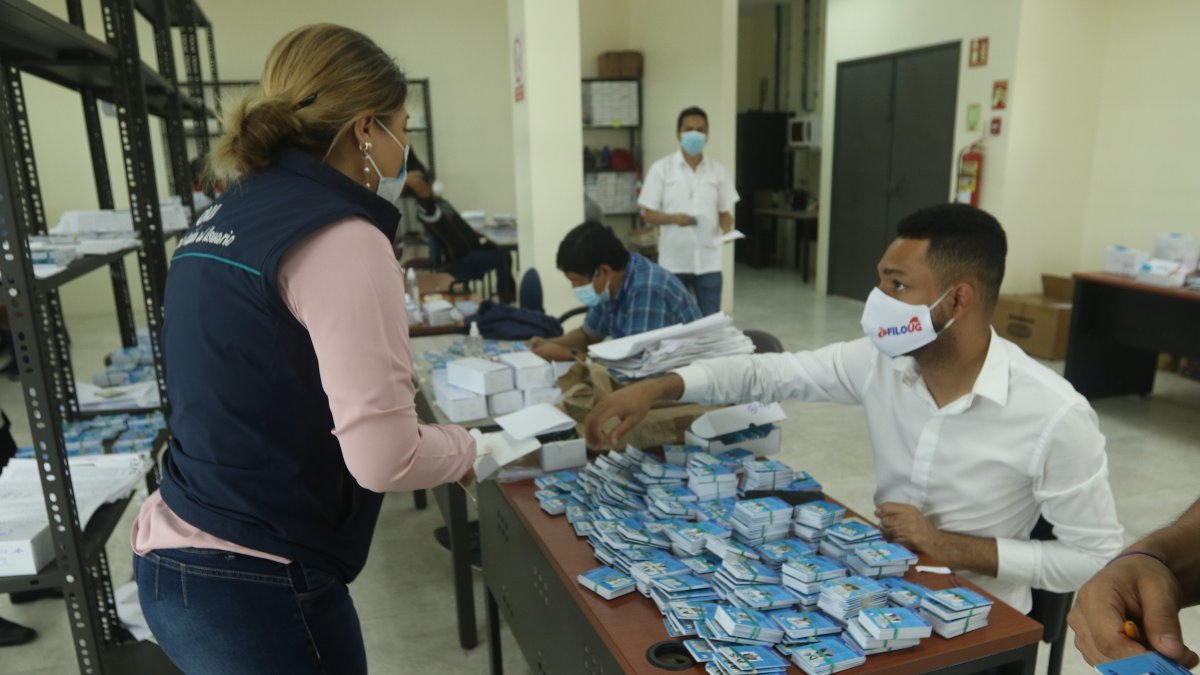 La Universidad de Guayaquil entrega credenciales de identificación a docentes, estudiantes y trabajadores.