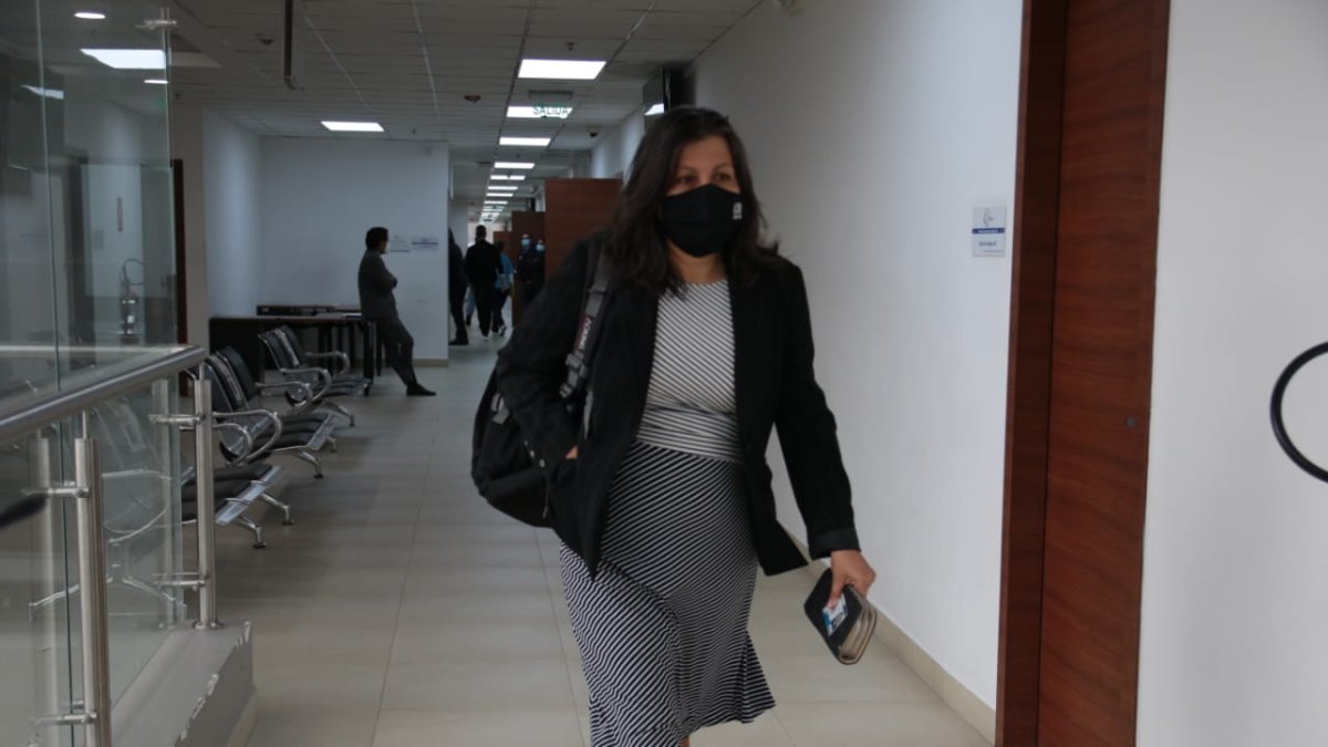 Diligencia. Angélica Porras, del Colectivo Acción Jurídica Popular asistió a la audiencia en el Complejo Judicial Norte.
