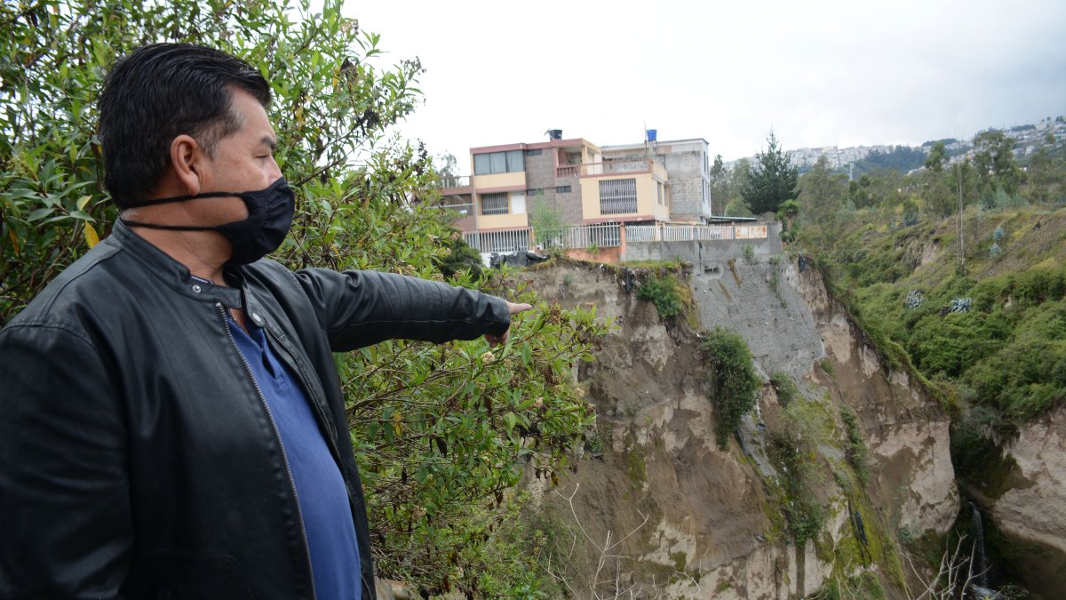 Vecinos indican que un centenar de viviendas, la mayoría casas renteras donde habitan varias familias, se encuentran en riesgo de caer.