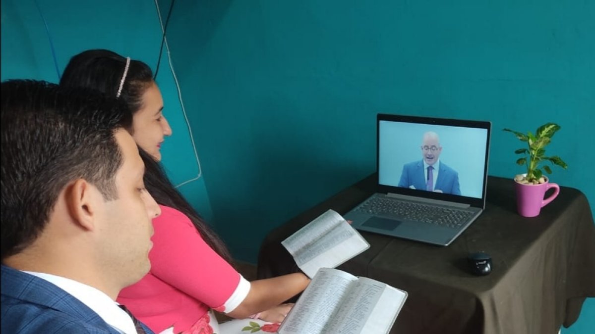 Unos esposos testigos de Jehová, en Guayaquil, en una de las reuniones virtuales de la organización religiosa.