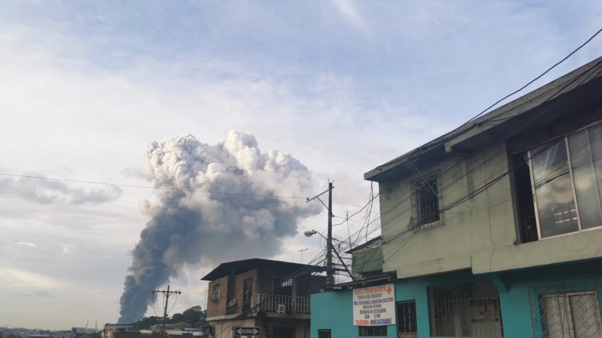 Bodegas de un reconocido almacén de electrodomésticos se quemaron luego de un voraz incendio.