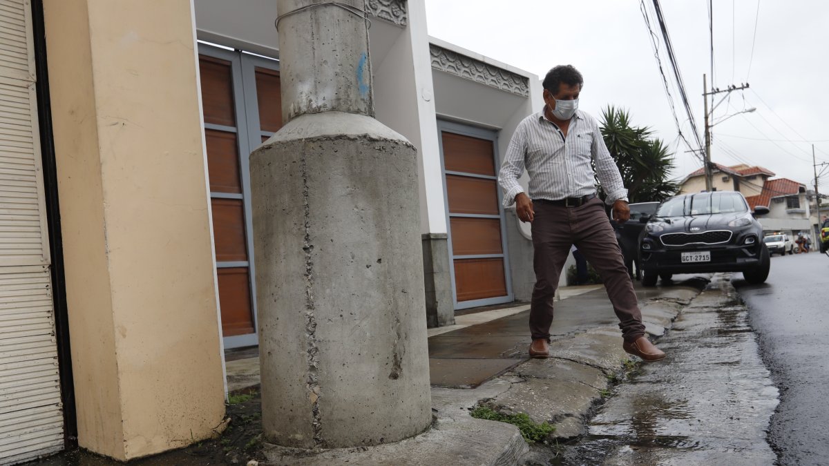 Las veredas. No facilitan la circulación a los peatones, la mayoría están rotas, son angostas y tienen obstáculos.