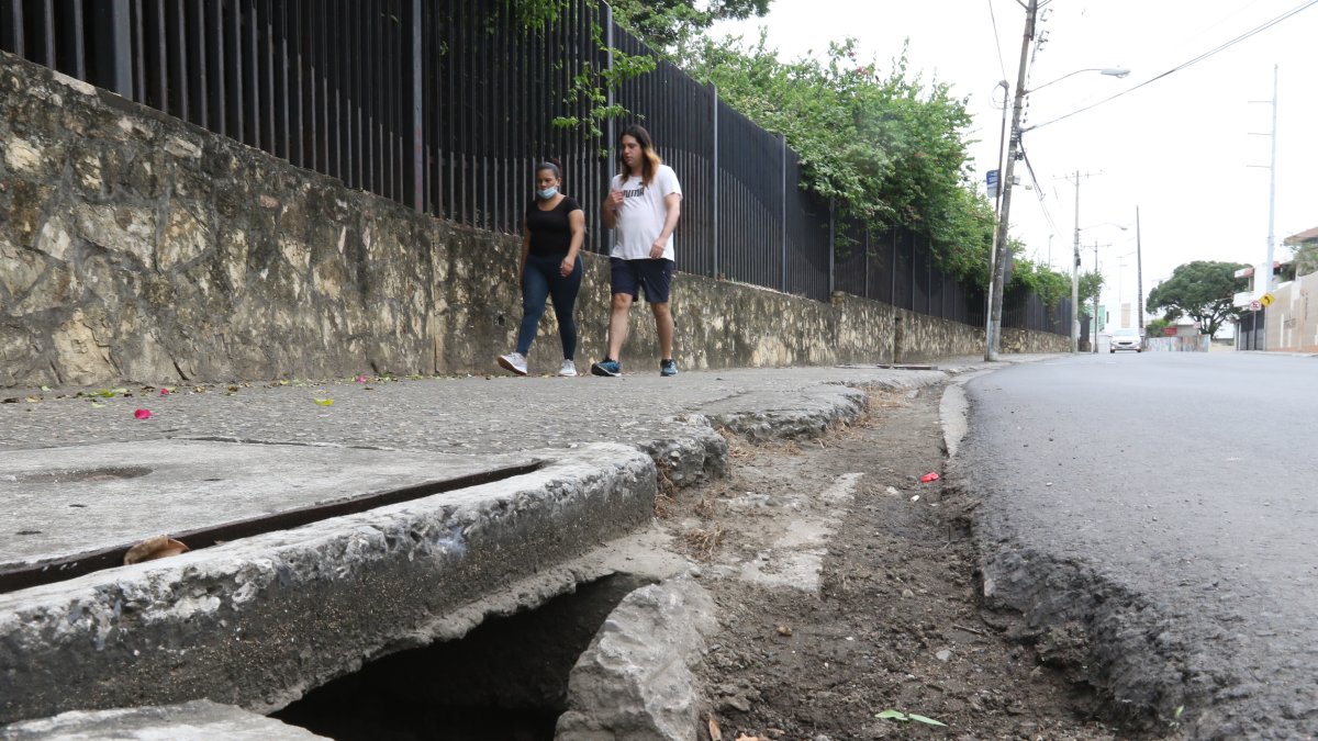Ese es el estado en el que permanecen las calles de Lomas de Urdesa.