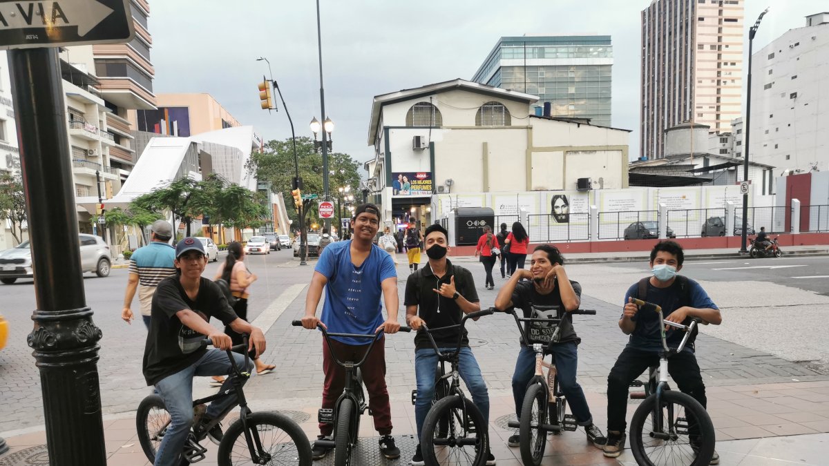 Un grupo de ciclistas, en el centro de Guayaquil, en días recientes.