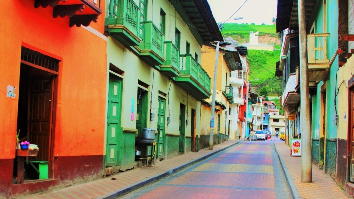 Colorido. Se embellecieron los barrios por las festividades, con colores emblemáticos del cantón. Además se dieron exposiciones virtuales