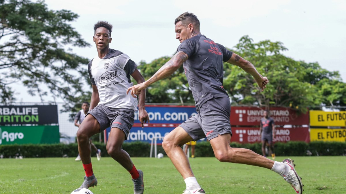 Carlos Garcés (d), atacante de Barcelona, es quien ha sido titular en más ocasiones en el equipo de Bustos.