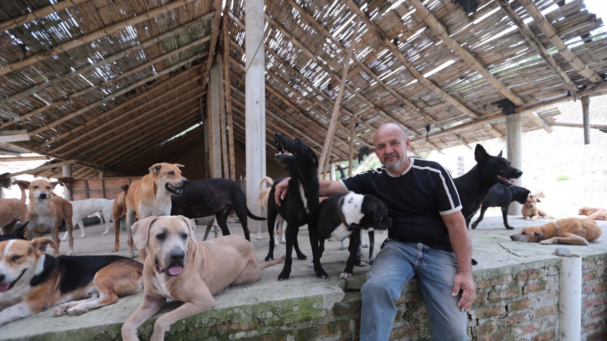 Gustavo Rodríguez en el galpón del santuario