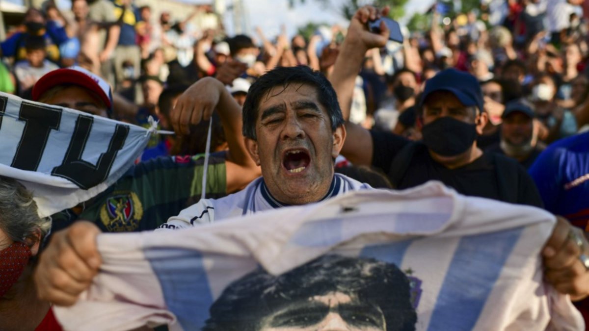 Los seguidores de Diego Maradona esperan que se despejen las dudas de su muerte.