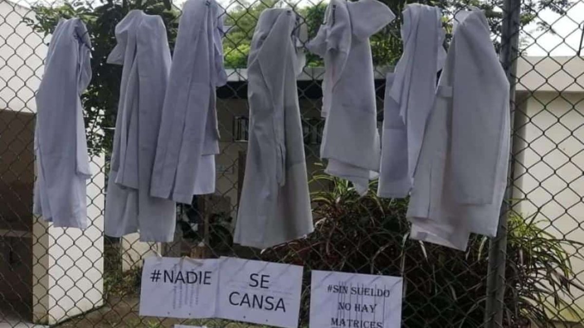 Con mandiles colgados se protesta en algunas zonas del país.