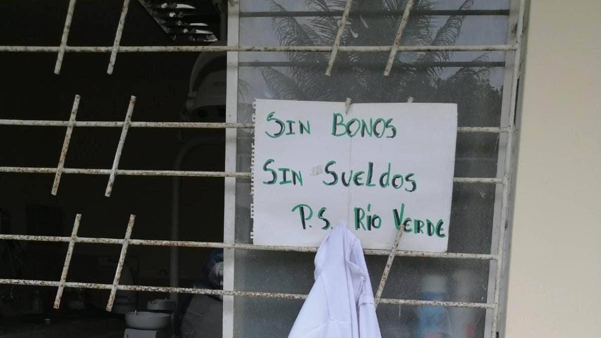 Mandiles guindados afuera de los centros, como medida de protesta.