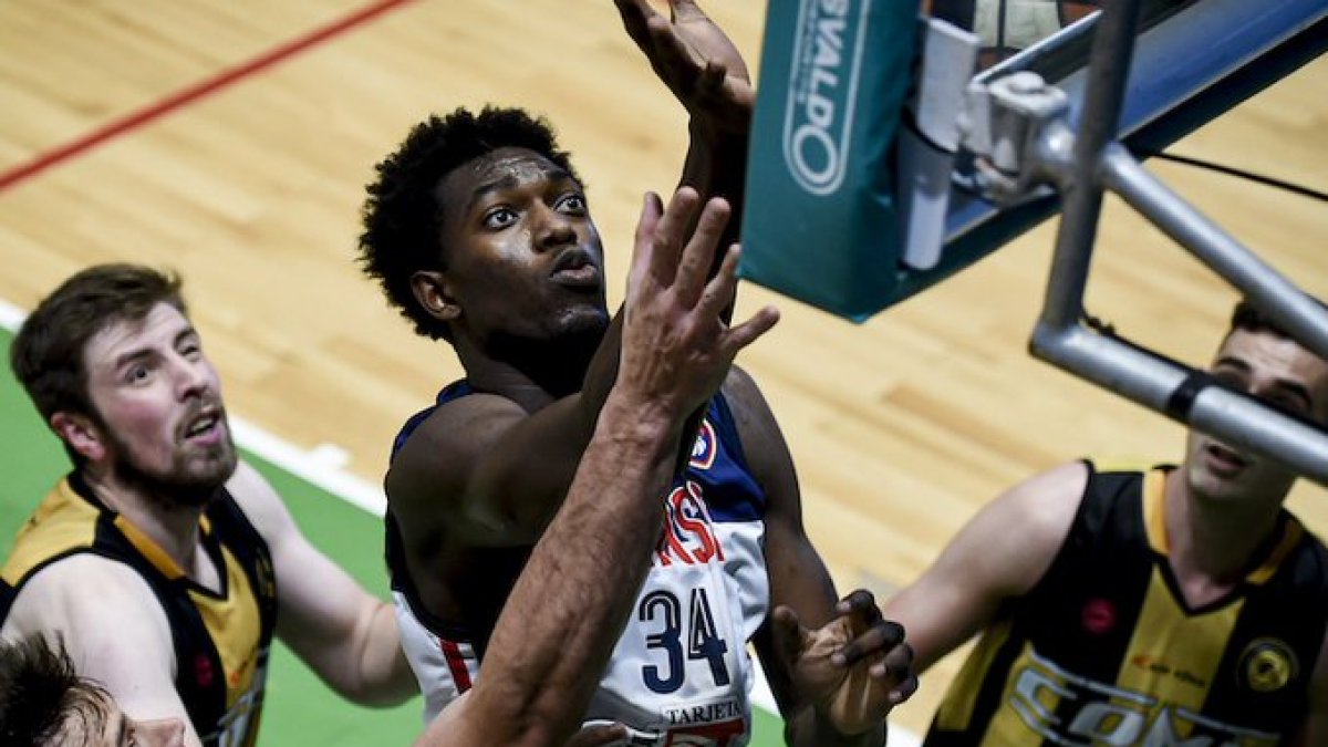 Los medios argentinos resaltan la estatura y la calidad técnica que muestra el ecuatoriano Bryan Carabalí (34), quien podría obtener esa nacionalidad.