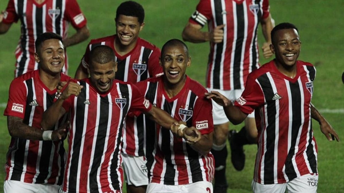 Rojas (i) recibió el cariño de sus compañeros al anotar el 0-4 final.