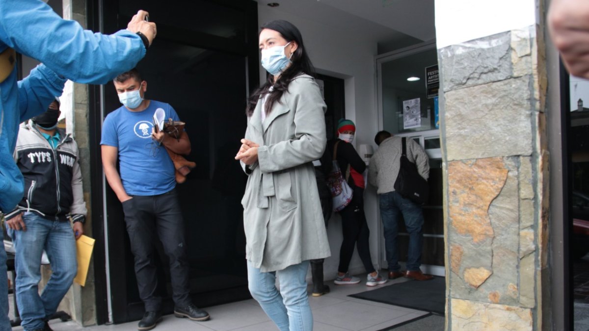 Medida. Linda Guamán, asesora de Salud, recibió su grillete electrónico.