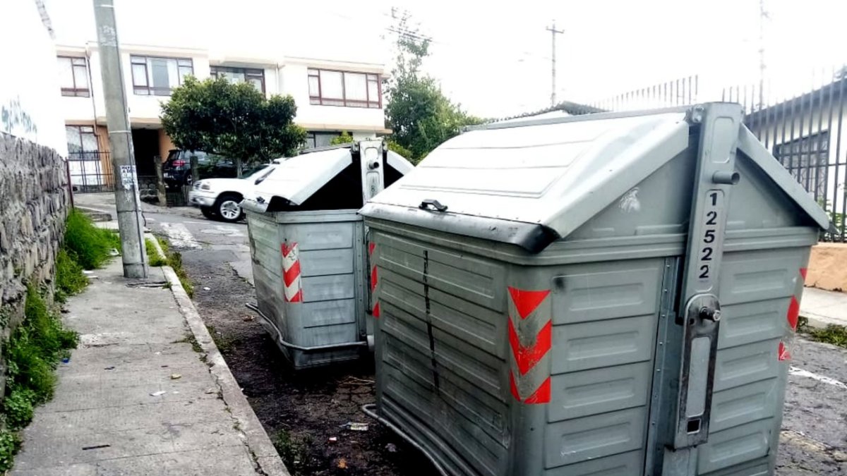 Los contenedores de basura son objeto de vandalismo en Quito.
