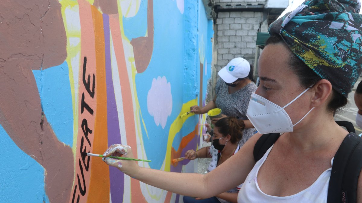 Arte. Un grupo de mujeres elaboran uno de los murales por el Día de la Mujer.