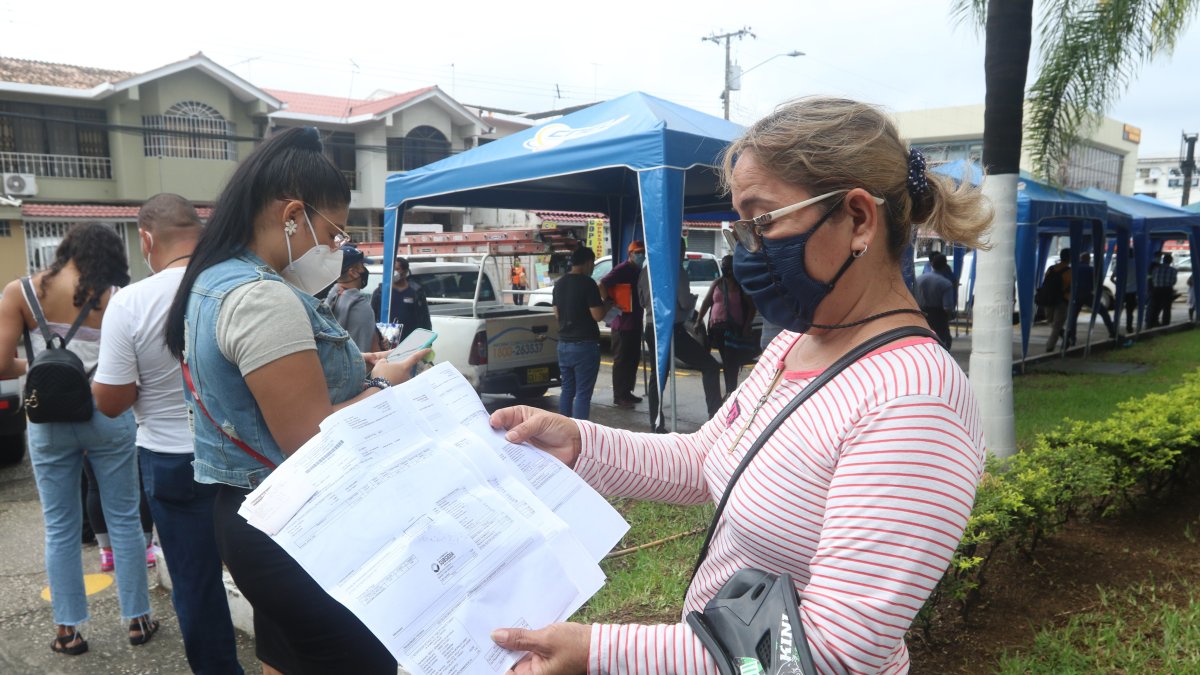 Garzota. En CNEL, usuarios hacen fila para reclamar por los incrementos en las facturas de luz.