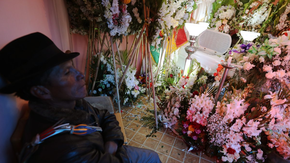 amiliares y amigos se reúnen en el velorio de Limber Lucana, de 19 años, una de las victimas del fatal accidente del martes 2 de marzo en la Universidad Pública de El Alto (UPEA), hoy en El Alto (Bolivia).