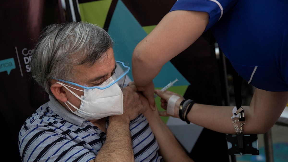 El chileno Roberto Araya, de 63 años, recibe una dosis de la vacuna del laboratorio chino Sinovac, el 2 de marzo de 2021, en un centro de vacunación en Santiago (Chile).