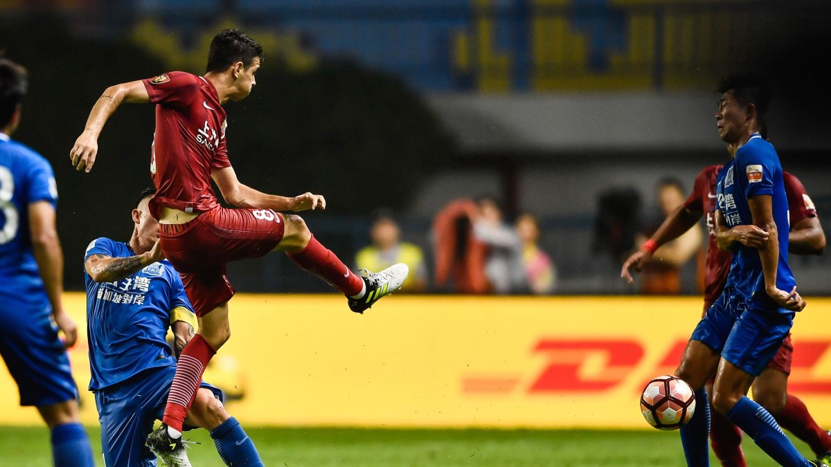 El brasileño Oscar (izquierda) es uno de los jugadores con el contrato más alto en China.