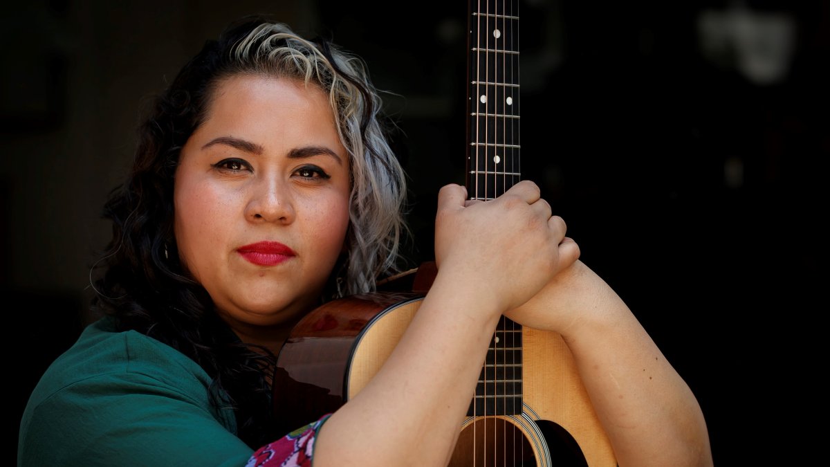 La cantante y compositora mexicana Vivir Quintana posa para Efe durante una entrevista el 1 de marzo de 2021, en Ciudad de México
