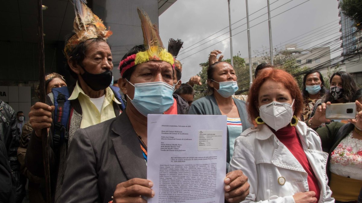 Un grupo de indígenas Kichwa, durante una concentración para reclamar justicia por el derrame de crudo de hace más de diez meses en los ríos Napo y Coca, en los exteriores del Consejo de la Judicatura, en Quito.
