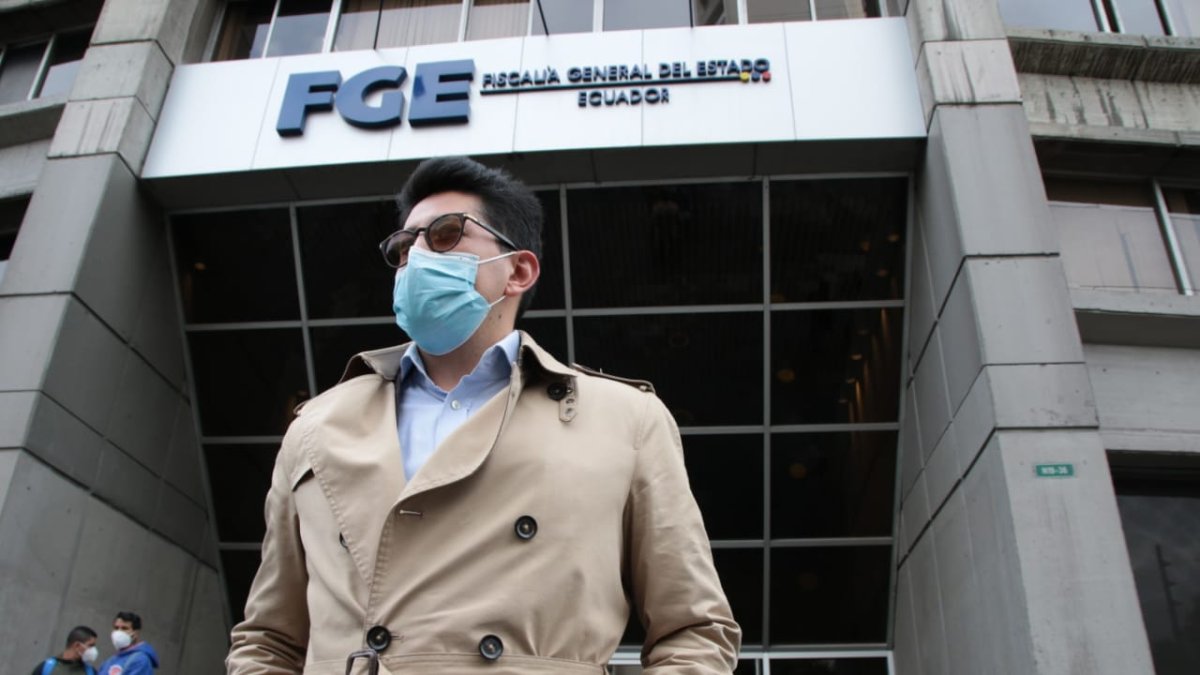 Diligencia. Alejandro Rodas convocó a la prensa para informar que se había iniciado una investigación previa al contralor subrogante Pablo Celi.