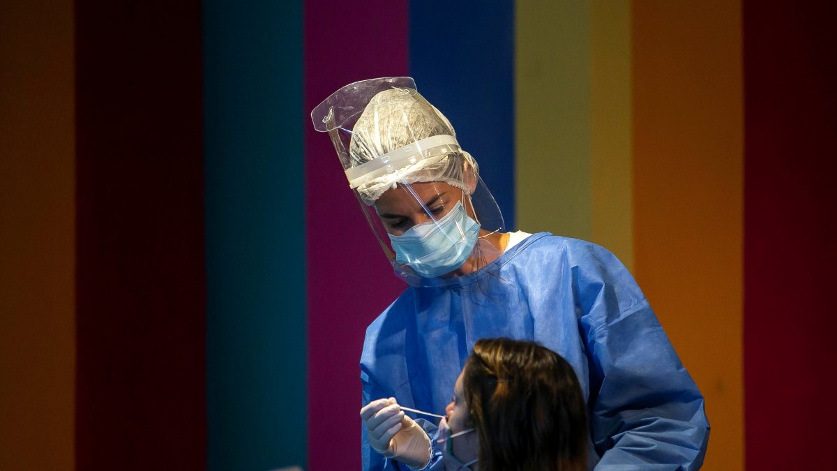 Una enfermera realiza una prueba de covid-19 a una mujer, en Buenos Aires (Argentina).