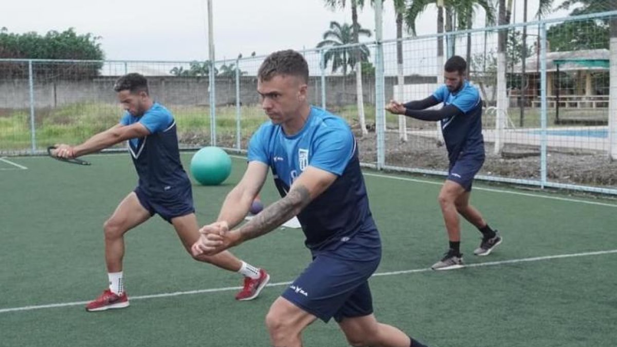 El delantero uruguayo Maxi Viera no ha debutado con 9 de Octubre a causa de una dolencia.