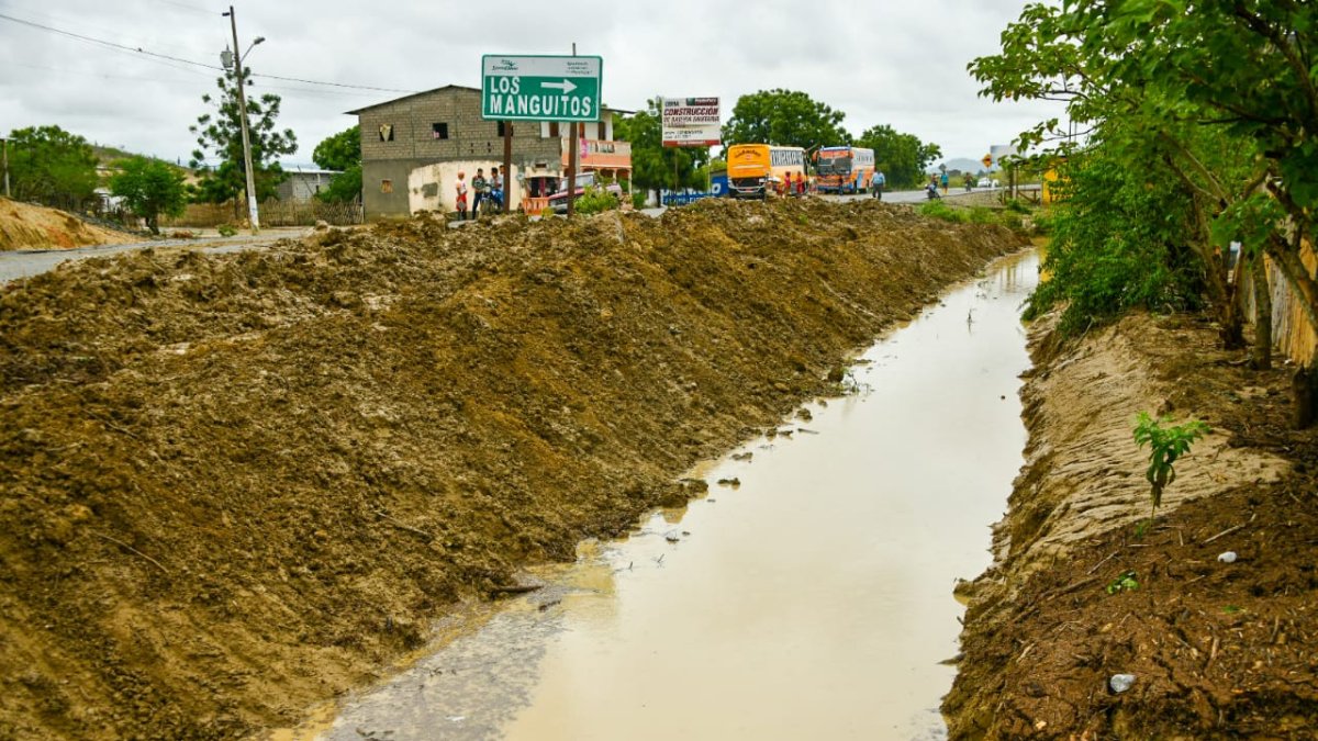 En Colonche. Fue necesario abrir canales para que el agua corra.