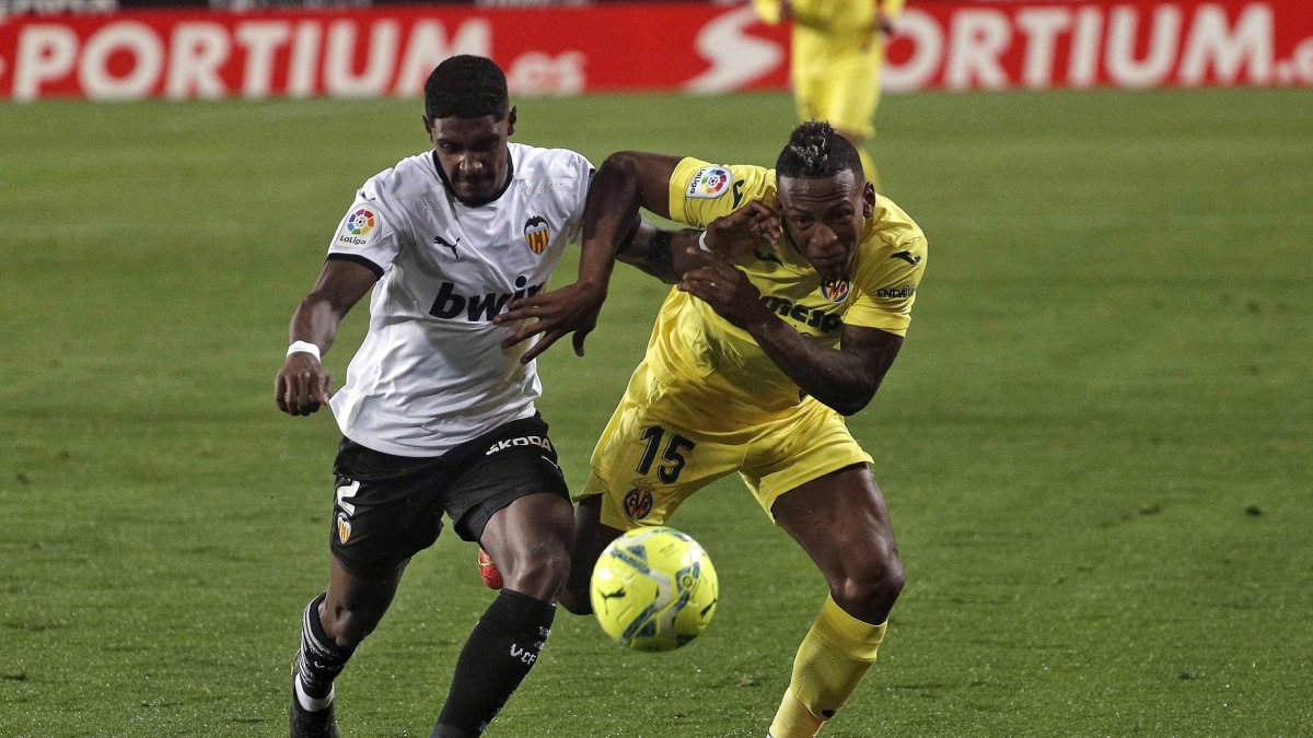 Pervis Estupiñán (d), lateral ecuatoriano del Villarreal, intenta arrebatarle el balón a un rival.