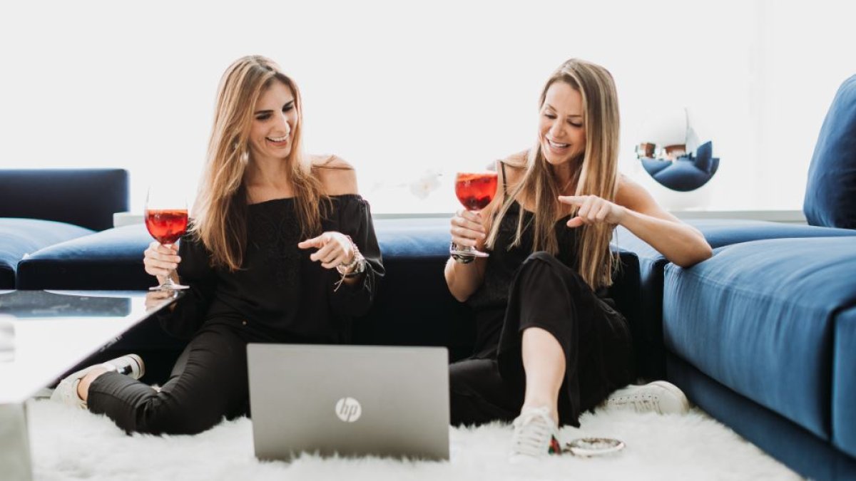 Las dos son guayaquileñas y tienen 42 años. Adriana es abogada y Kathrina es ingeniera en Mercadeo.