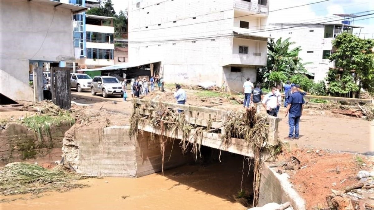 Los daños evidentes en algunas calles y puentes.