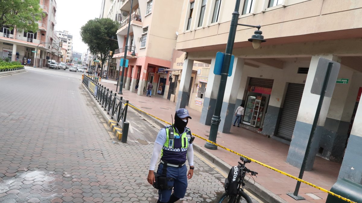 Así se observaba la mañana y tarde de ayer la tradicional estación de la cooperativa Exxon, en la calle Víctor Manuel Rendón, junto al parque Centenario.