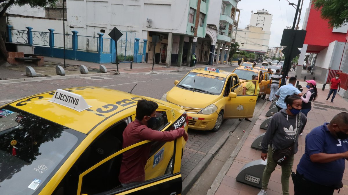 Los taxis amarillos ayer ofrecían el servicio compartido, como hasta el miércoles pasado lo hacían las taxirrutas, hacia el cantón Durán.
