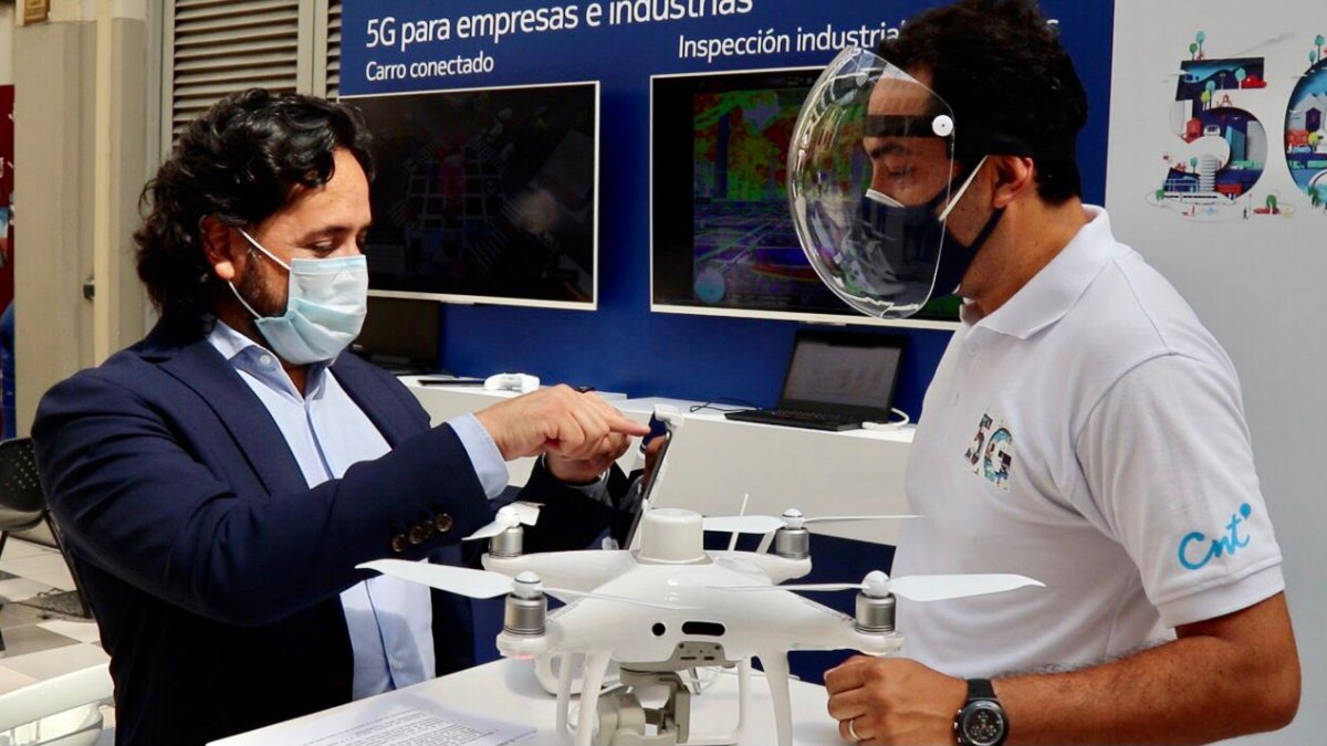 El ministro de Telecomunicaciones, Andrés Michelena, durante las pruebas de la red 5G entre Nokia y CNT, la semana pasada.