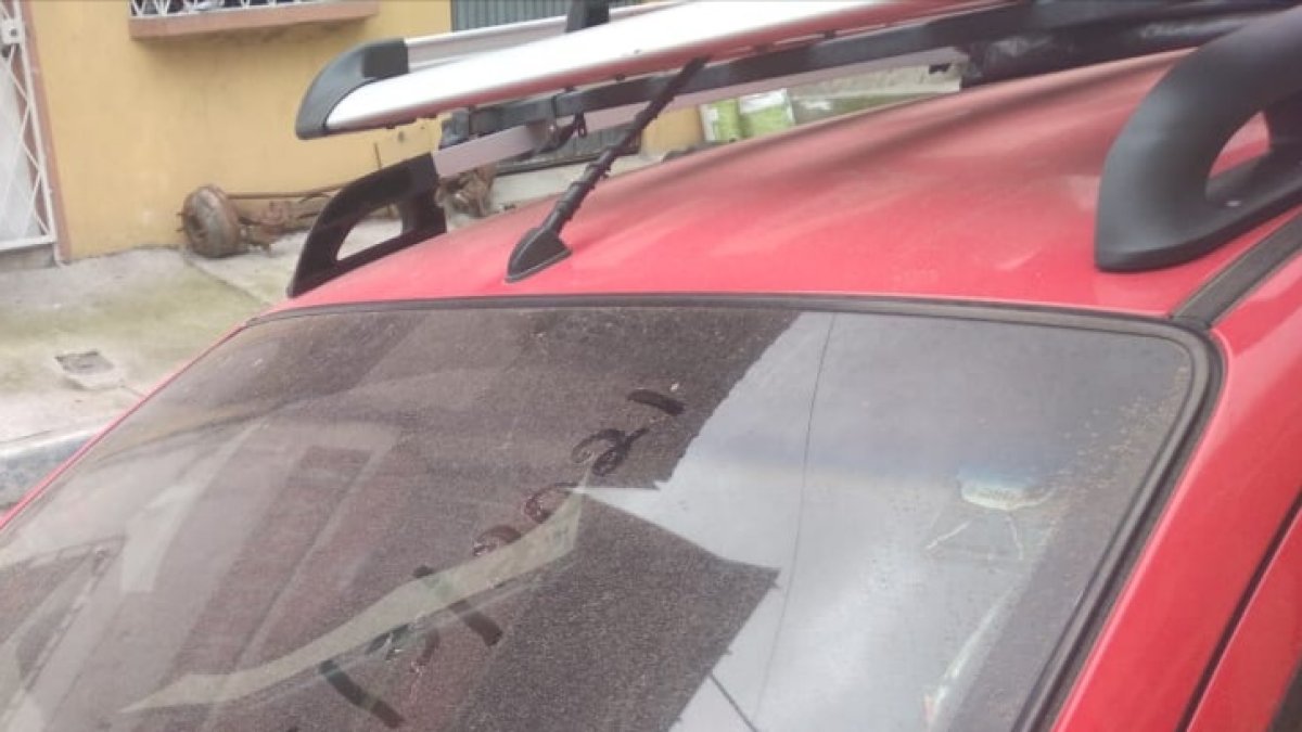 Una fina capa de ceniza del volcán Sangay cae en Guayaquil, en la foto un carro estacionado en la Huancavilca del sur.