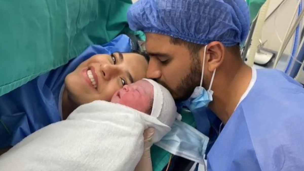La pareja dio a conocer el nacimiento de su hija en redes sociales.