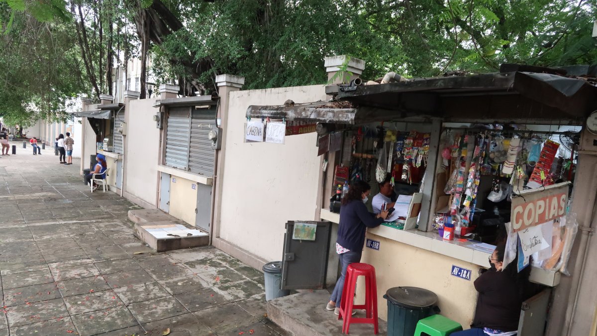 Implicaciones. Uno de los 16 locales que funcionan en la zona de ingreso al colegio Vicente Rocafuerte y que ahora permanecen cerrados.