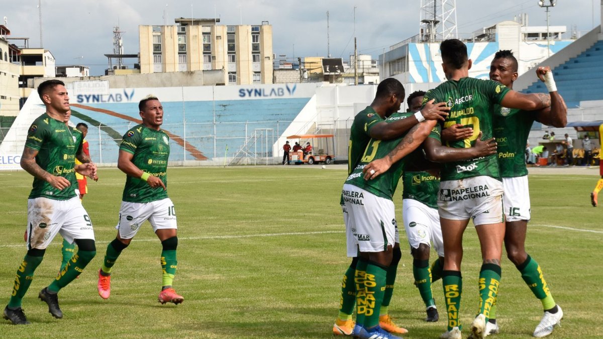 Los futbolistas de Orense festejaron el empate 2-2 tras ir dos veces por debajo del marcador.